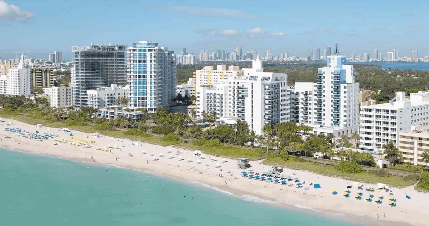 Vista de Miami Beach con sus modernos edificios y las aguas turquesa que bordean la costa.